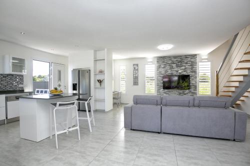 a kitchen and living room with a couch and a table at VILLA L'INDIA - Un havre de paix familiale in Labarthe