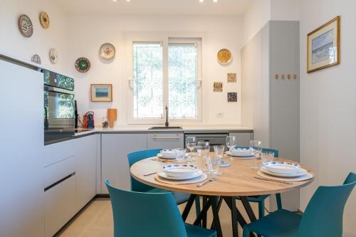 a kitchen and dining room with a table and chairs at Orizzonte 11 in Gabicce Mare