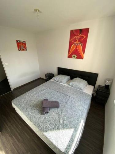 - une chambre avec un grand lit et une serviette dans l'établissement Appartement Terrasse + parking, à Clermont-Ferrand