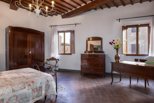 Schlafzimmer mit einem Bett, einer Kommode und einem Spiegel in der Unterkunft Casa Al Cantone in Certaldo