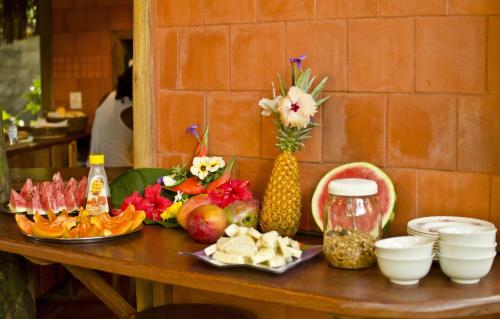 ボイペバ島にあるPousada Aldeiaの果物やその他の食べ物が置かれたテーブル