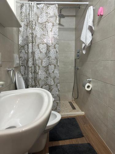 Uma casa de banho em Lovely one bedroom flat in Durres
