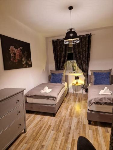 um quarto com 2 camas e uma cómoda e um quarto em Appartment Del Pueblo/Netflix/Zentral/Ideal für 4! em Weiden