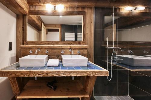 a bathroom with two sinks and a mirror at La ferme des ours in Saint-Gervais-les-Bains