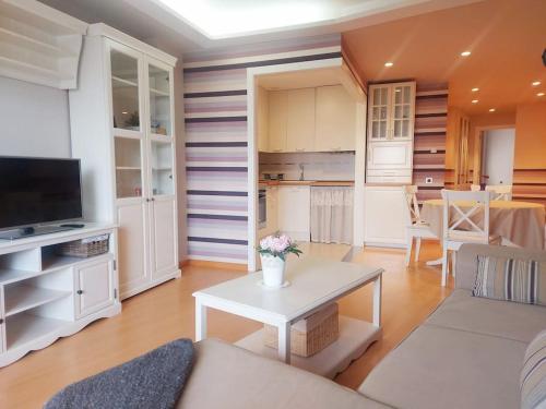 阿爾貝爾達德里瓜的住宿－La Maison，客厅配有白色的沙发和桌子