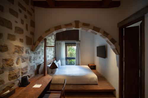 um quarto com uma cama num quarto com uma janela em Mùa Dalat Wellness Hotel em Da Thien