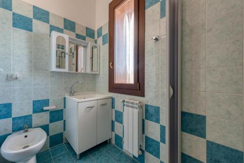 bagno con lavandino e servizi igienici di Solebarocco del sud - bilocale a Vernole