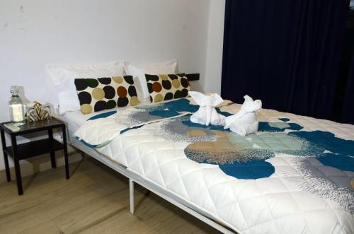 En eller flere senge i et værelse på alibaug serenity villa