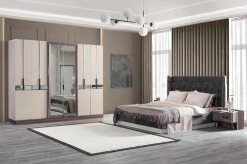 ein Schlafzimmer mit einem Bett und einem großen Spiegel in der Unterkunft Necdet apartman in Pasakoy