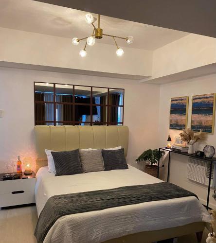 Un dormitorio con una cama grande y una ventana en Azure Air bnb, en Maimpis