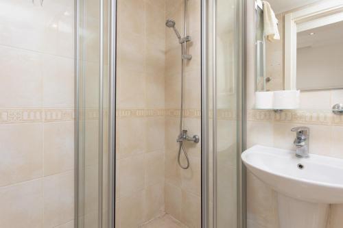y baño con ducha y lavamanos. en Villa Oliv, en Ölüdeniz
