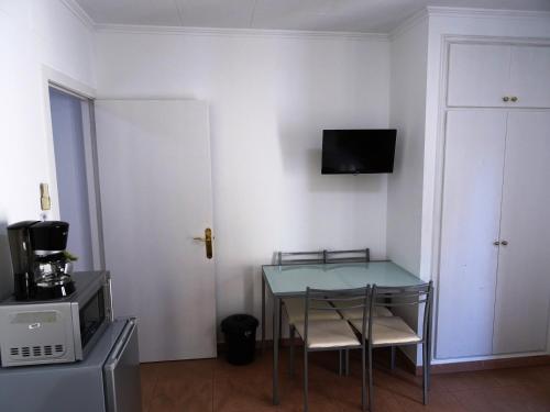 a small room with a table and a microwave at Center Plaza Figueres in Figueres
