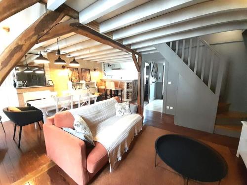 - un salon avec un canapé et une salle à manger dans l'établissement Châteauroux centre superbe appart duplex terrasse, à Châteauroux