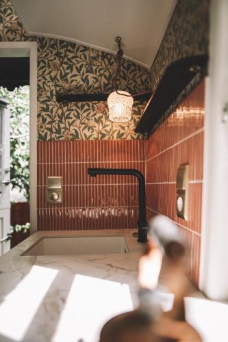 a view of a room with a wall at Camping Passeier Glamping Aurum in Saltusio