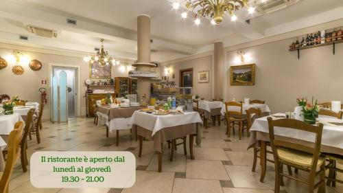Un restaurante u otro lugar para comer en Hotel Tre Torri