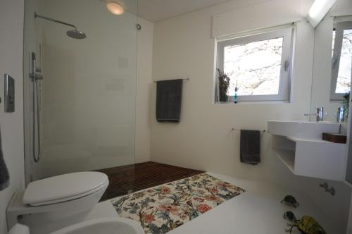 ein Badezimmer mit Toilette und Waschbecken und einem Fenster in der Unterkunft Villa 263 in Prado