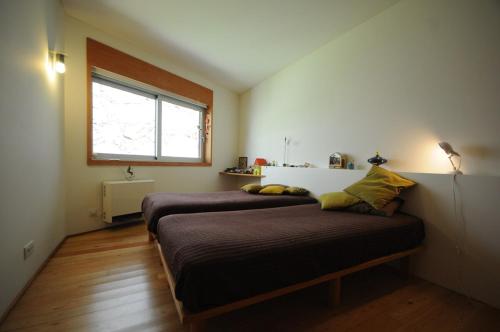 ein Schlafzimmer mit zwei Betten und einem Fenster in der Unterkunft Villa 263 in Prado