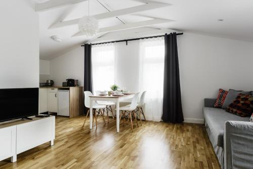 ein Wohnzimmer mit einem Tisch und einem Sofa in der Unterkunft VIU Helska in Sopot