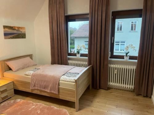 1 dormitorio con cama y ventana en Grünnest, en Harpstedt