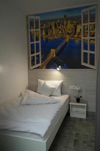 sypialnia z łóżkiem z obrazem na ścianie w obiekcie Smart Hotel Rooms near metro 24/7 w Kijowie