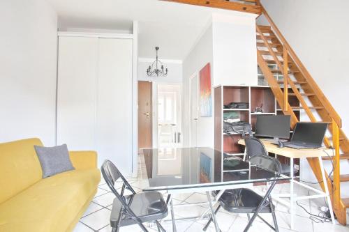 - un salon avec une table en verre et un ordinateur portable dans l'établissement Le Refuge Mistralien - free Parking - WiFi - Cuisine, à Martigues