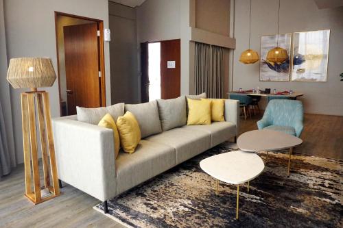 Een zitgedeelte bij The Balcone Suites & Resort Powered by Archipelago
