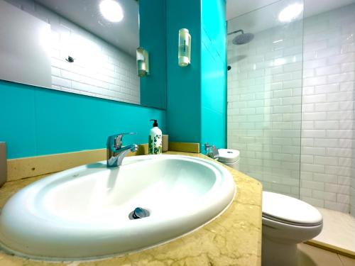 Villa Rosa Fuerteventura في كوراليخو: حمام مع حوض ومرحاض