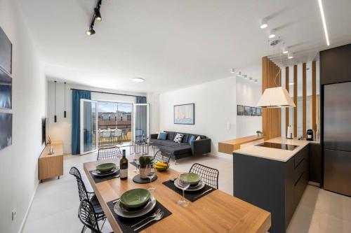 Porta Apt. - 2 bedroom penthouse + free parking!