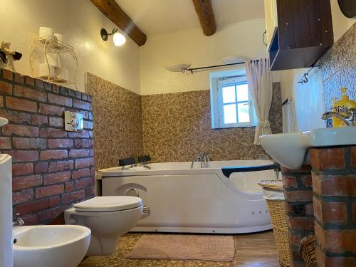 Domek nad jeziorem Bory Tucholskie las jeziora wakacje weekend في Błądzin: حمام مع حوض ومرحاض ومغسلة