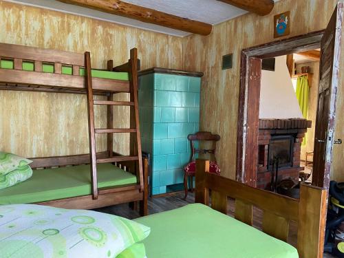 เตียงสองชั้นในห้องที่ Domek nad jeziorem Bory Tucholskie las jeziora wakacje weekend