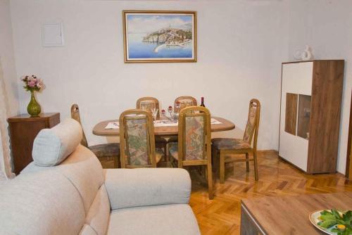 uma sala de estar com uma mesa de jantar e cadeiras em Apartment in Vrbnik - Insel Krk 36848 em Vrbnik