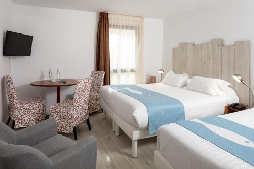 Кровать или кровати в номере Hotel Residence Les Medes
