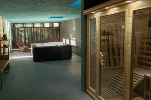 um quarto com uma banheira num quarto em La Maison du Renard, villa con giardino e vista sulle montagne em Aosta