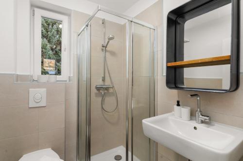 La salle de bains est pourvue d'une douche et d'un lavabo. dans l'établissement CASSEL LOFTS - Komfortable Wohnung für 4 mit Balkon nahe VW-Werk, à Cassel