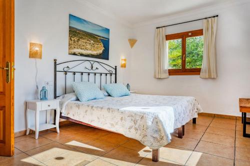 a bedroom with a bed and a window at Son Peris in Caʼs Concos