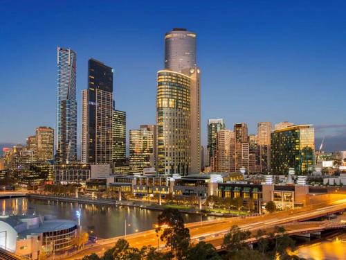 widok na miasto z rzeką i budynki w obiekcie Stylish , CBD , Views w Melbourne