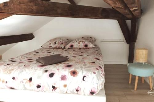 1 Schlafzimmer mit einem Bett mit Blumendecke in der Unterkunft L'Alisier Du Centre Dijon in Dijon