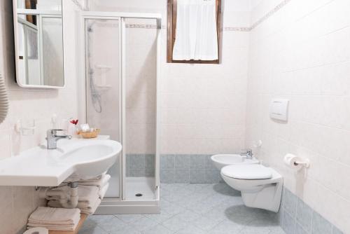 Bilik mandi di Hotel Garni Rin Da Rin