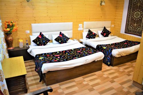 En eller flere senge i et værelse på Hotel Star of Kashmir