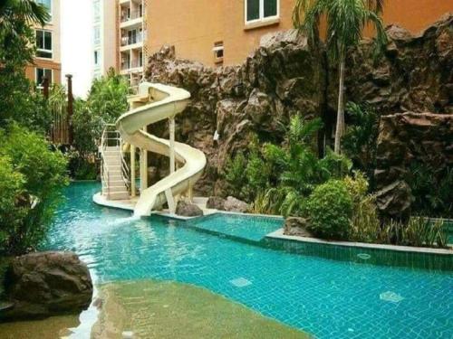a slide in the middle of a swimming pool at Seaview Atlantis Condo Resort Jomtien Beach Water Park in Jomtien Beach