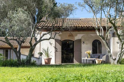 a house with a table in the yard at Maison Belleviste in Maillane