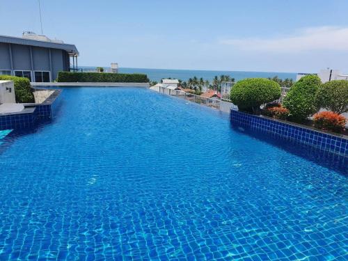 a large blue swimming pool on top of a building at The patio บางแสน F5 R58 in Ban Bang Saen (1)