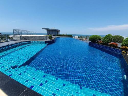 a large swimming pool on the roof of a building at The patio บางแสน F5 R58 in Ban Bang Saen (1)