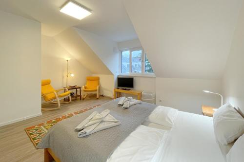 a bedroom with a bed with two towels on it at Bernsteinquartier Ferienhaus 10a in Kolpinsee