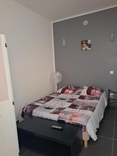 a bed with a quilt on it in a bedroom at Appartements Luccisano in Borgo