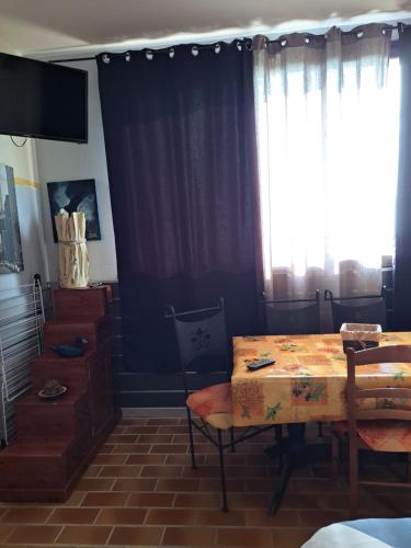 a dining room with a table and a window at Appartements Luccisano in Borgo