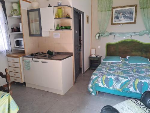 a small bedroom with a bed and a kitchen at Appartements Luccisano in Borgo