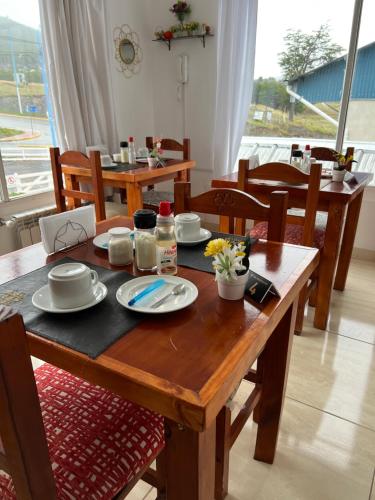 una mesa de madera con platos de comida. en MS Hotel Campos 26 en Ushuaia