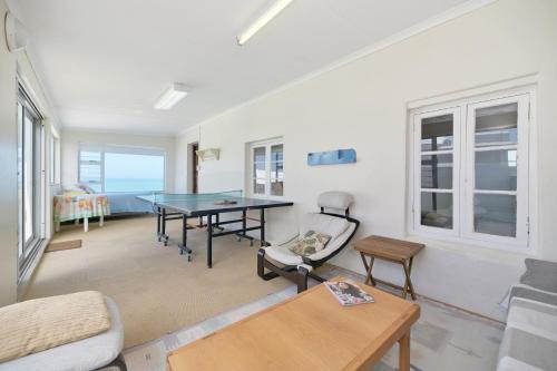 sala de estar con mesa de ping pong en Cliff Cottage In Arniston, en Arniston