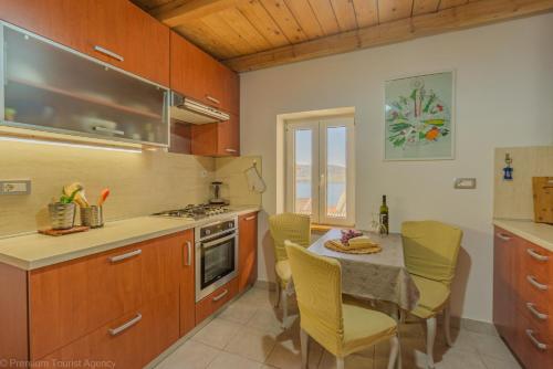 Rustica Luxury with lots of comfort and space and a fantastic viewにあるキッチンまたは簡易キッチン